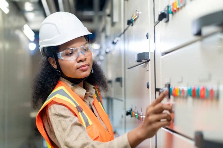 AI Companies Promise $280,000 Salaries to Blue-Collar Workers